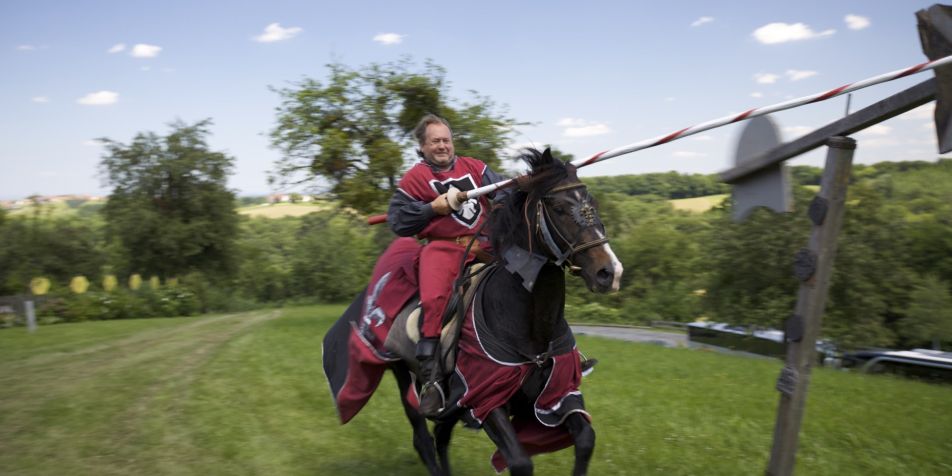Rittershow hoch zu Ross beim Rittertag in Riegersburg 
- 
Naturbursch Training Riegersburg - Teamtraining, Kletterkurse, Hochseilgarten