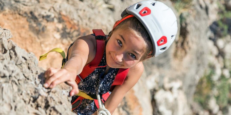 Mädchen klettert am Rittersteig in Riegersburg 
- 
Naturbursch Training Riegersburg - Teamtraining, Kletterkurse, Hochseilgarten