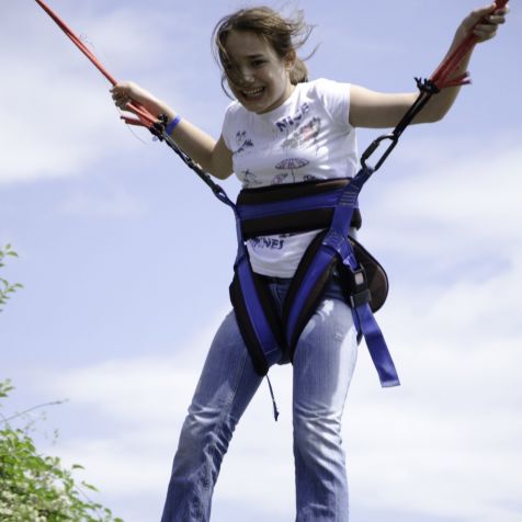 Mädchen springt im Bungee-Trampolin im Kletter- und Erlebnispark Riegersburg 
- 
Naturbursch Training Riegersburg - Teamtraining, Kletterkurse, Hochseilgarten