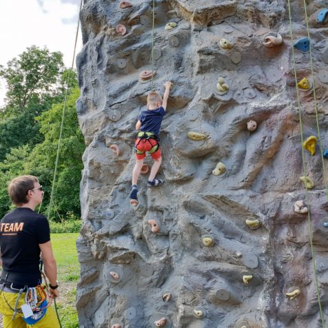 Kleiner Junge klettert auf die Kletterwand hoch und ist gesichert durch einen Naturbursch Trainer 
- 
Naturbursch Training Riegersburg - Teamtraining, Kletterkurse, Hochseilgarten