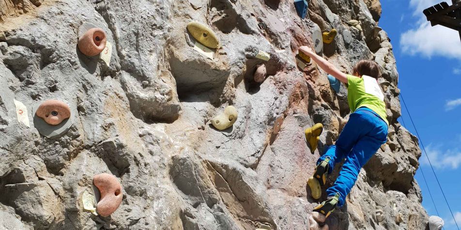 Junge klettert auf der Kletterwand, gesichert durch einen Naturbursch-Trainer 
- 
Naturbursch Training Riegersburg - Teamtraining, Kletterkurse, Hochseilgarten