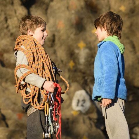 Zwei Buben unterhalten sich nach dem Klettern am Rittersteig in Riegersburg 
- 
Naturbursch Training Riegersburg - Teamtraining, Kletterkurse, Hochseilgarten